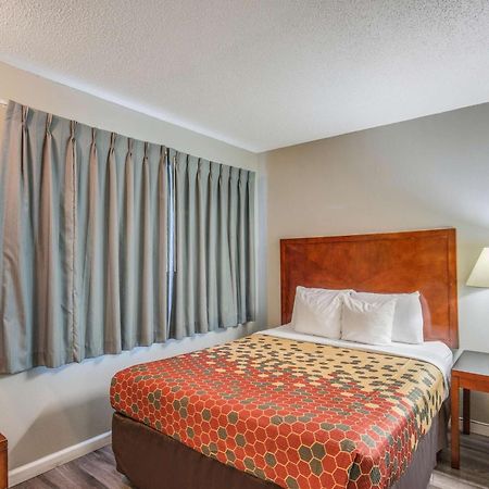 אירקה Econo Lodge Inn & Suites מראה חיצוני תמונה
