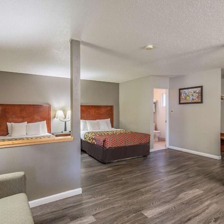 אירקה Econo Lodge Inn & Suites מראה חיצוני תמונה