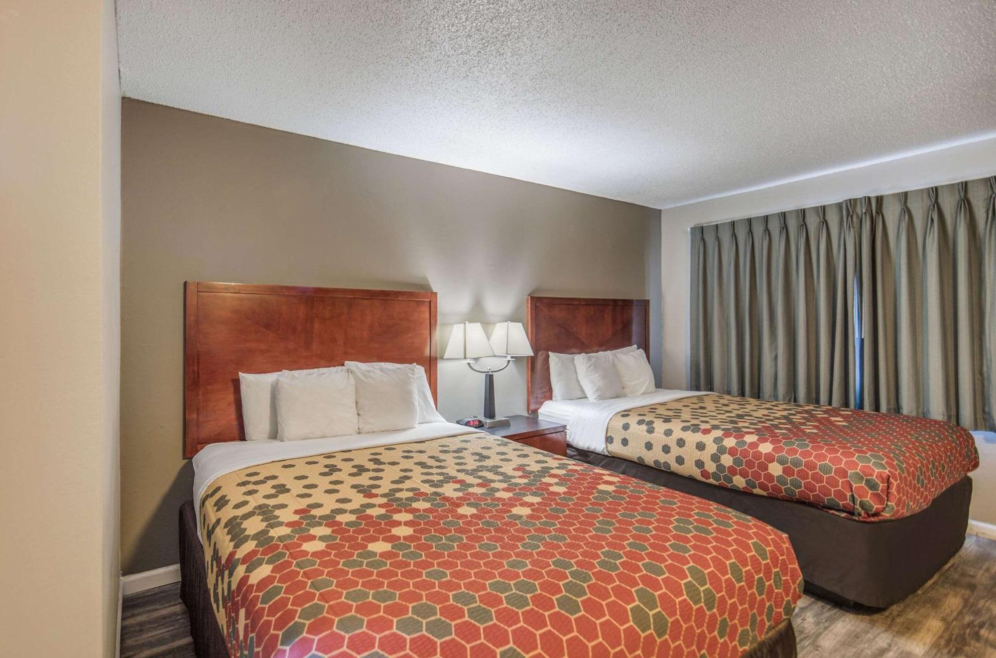 אירקה Econo Lodge Inn & Suites מראה חיצוני תמונה