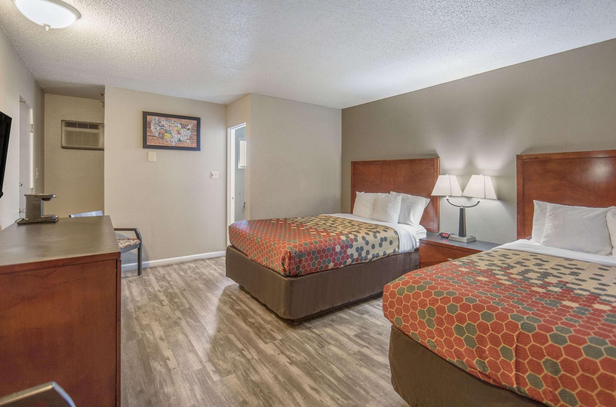 אירקה Econo Lodge Inn & Suites מראה חיצוני תמונה