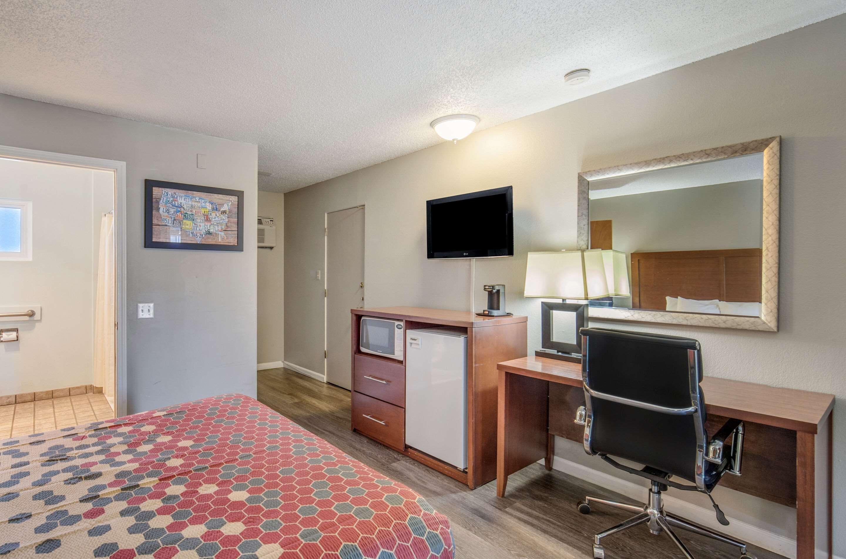 אירקה Econo Lodge Inn & Suites מראה חיצוני תמונה