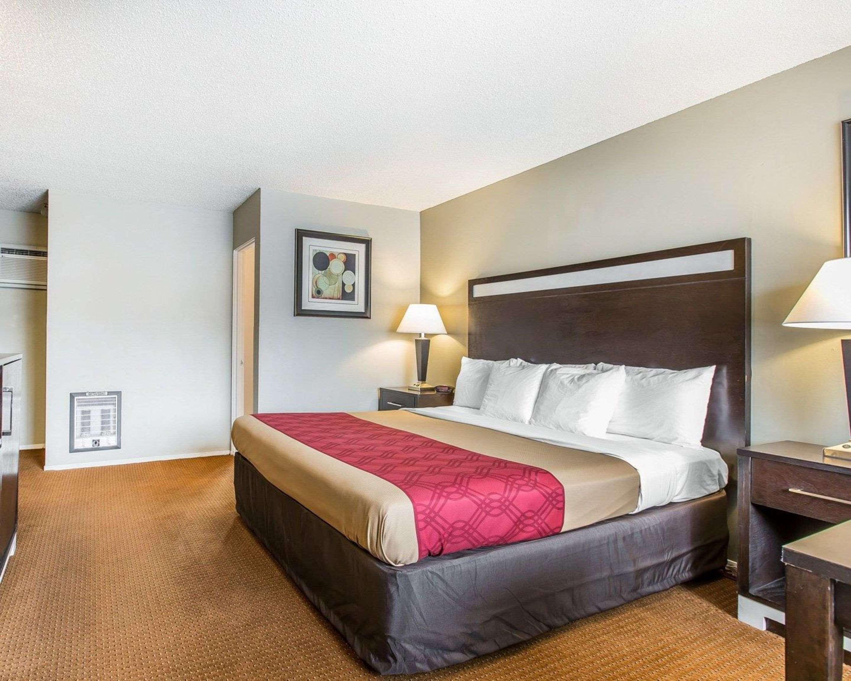 אירקה Econo Lodge Inn & Suites מראה חיצוני תמונה