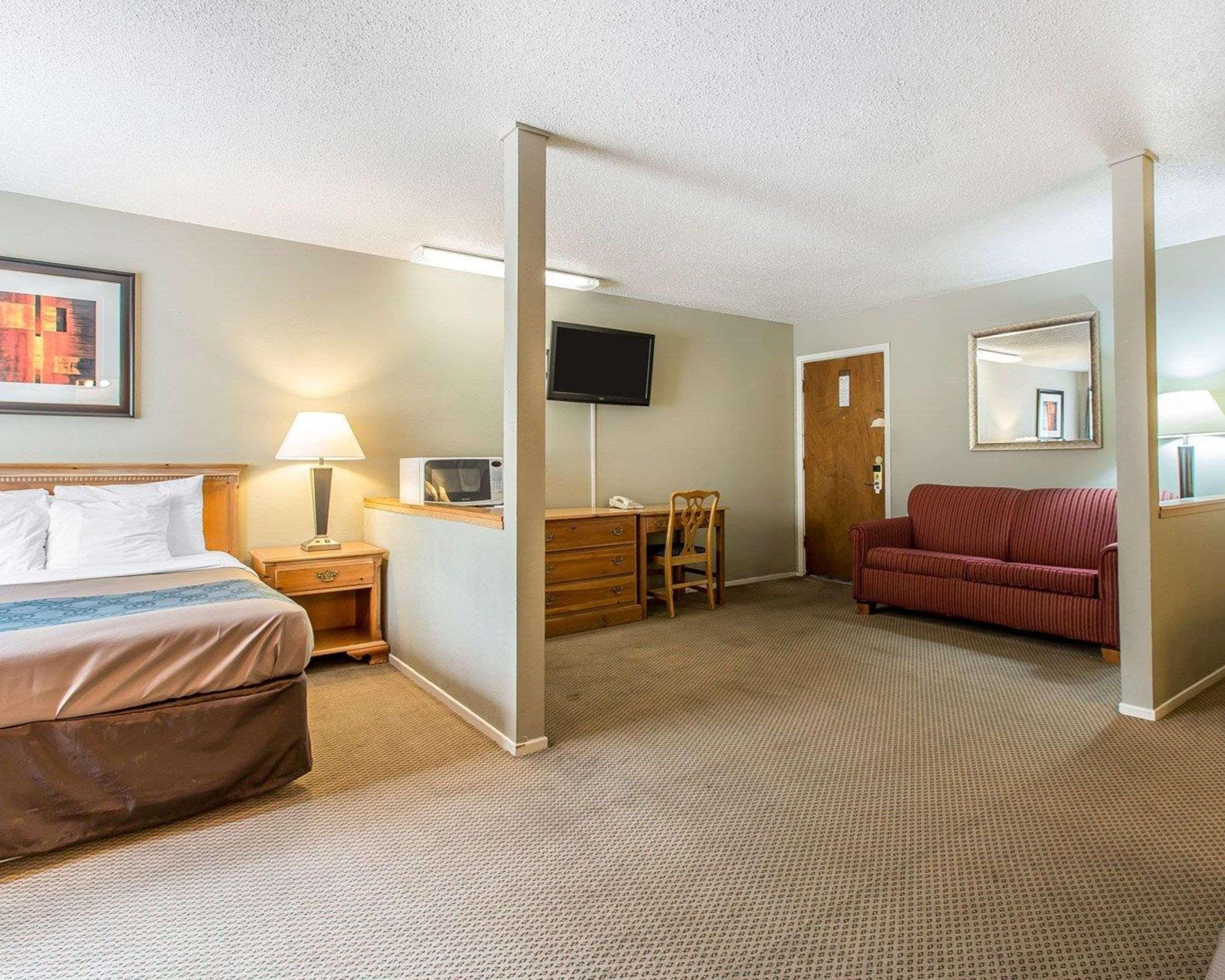 אירקה Econo Lodge Inn & Suites מראה חיצוני תמונה
