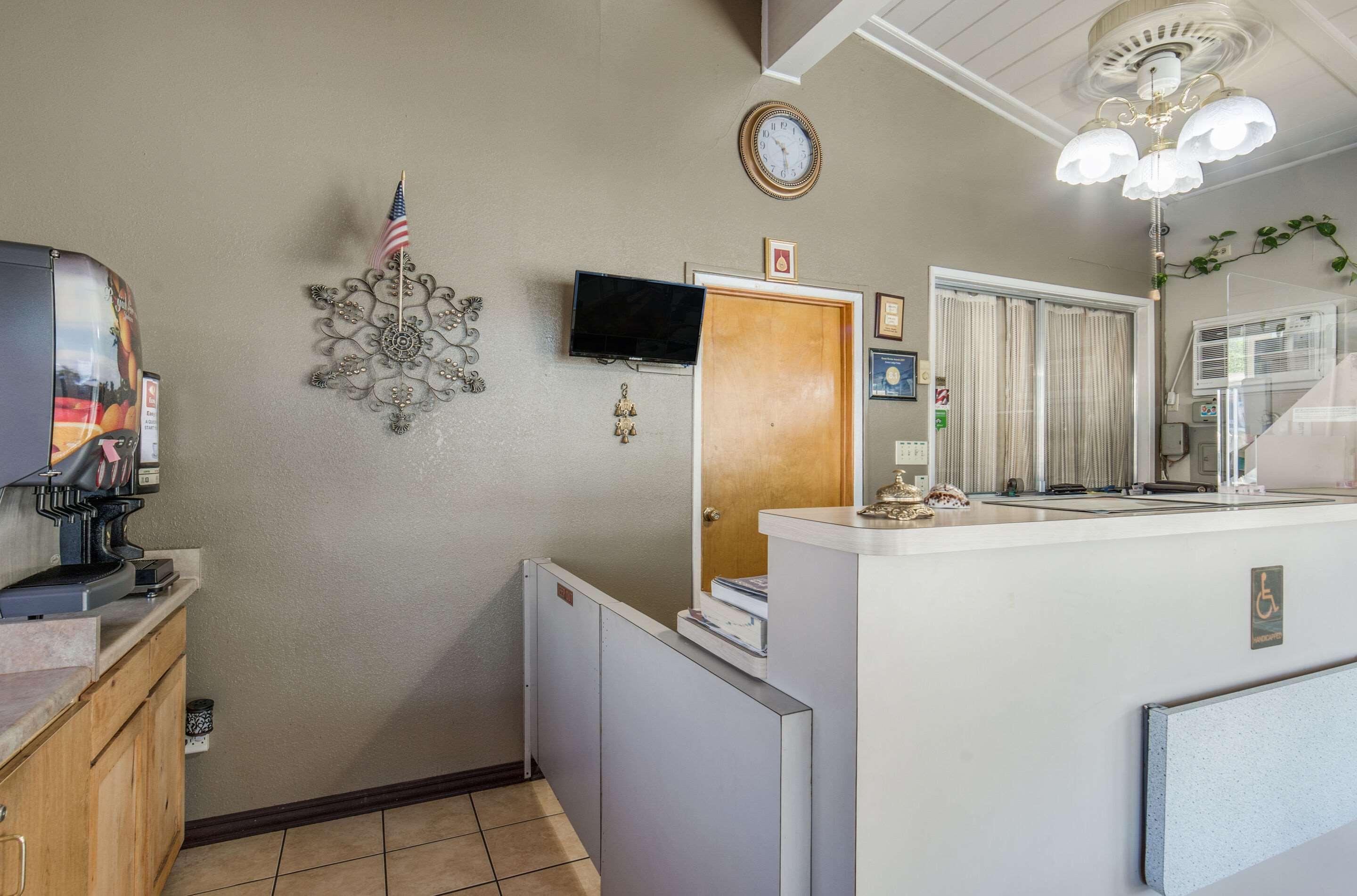 אירקה Econo Lodge Inn & Suites מראה חיצוני תמונה