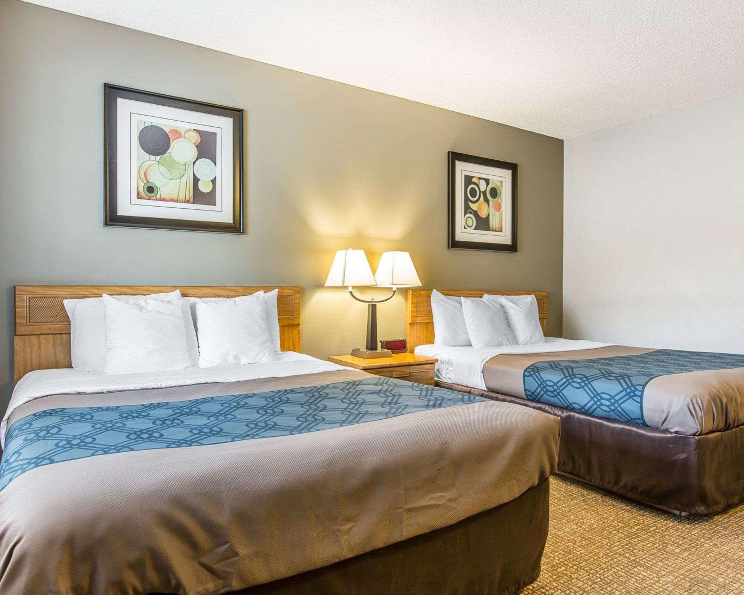 אירקה Econo Lodge Inn & Suites מראה חיצוני תמונה