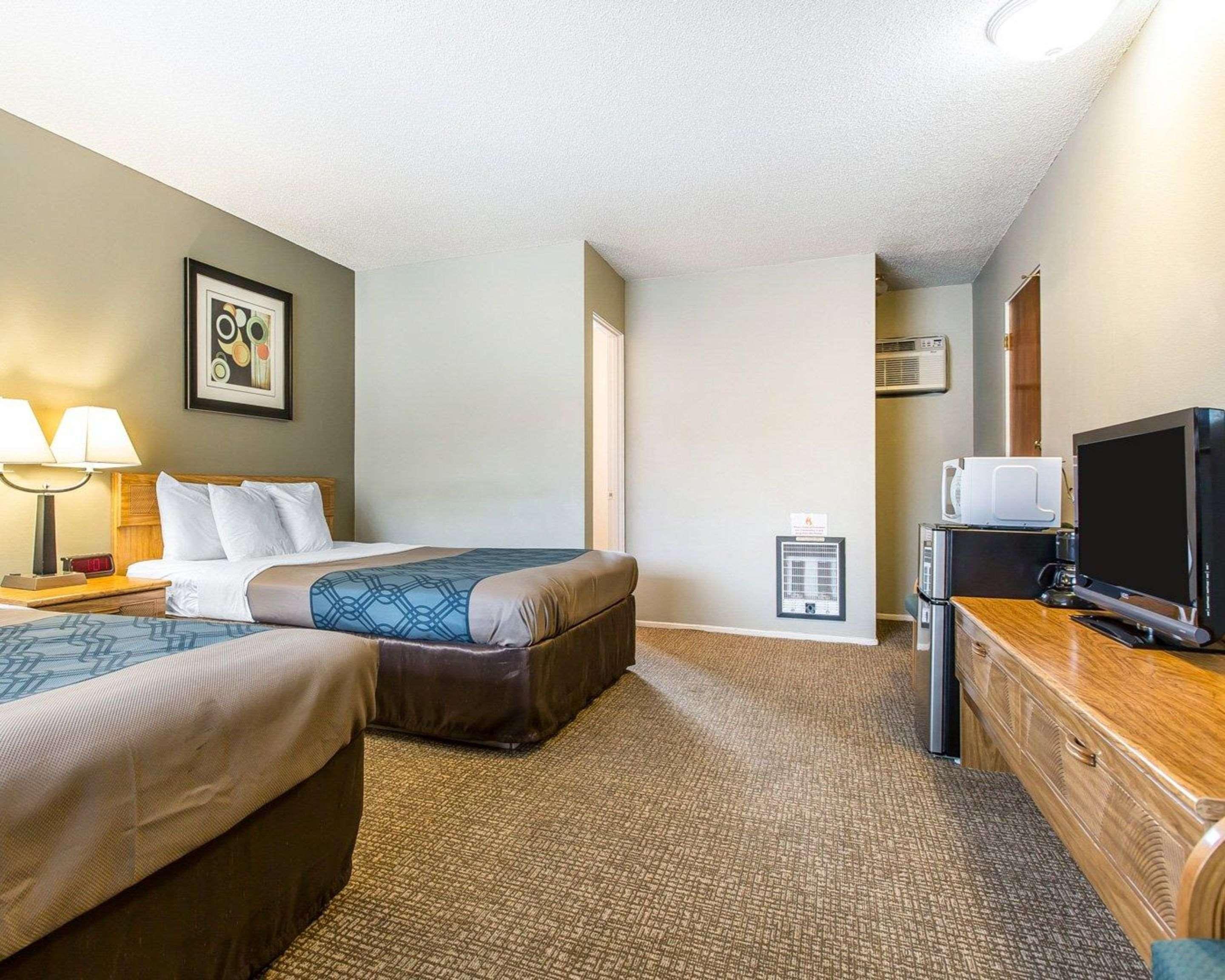 אירקה Econo Lodge Inn & Suites מראה חיצוני תמונה