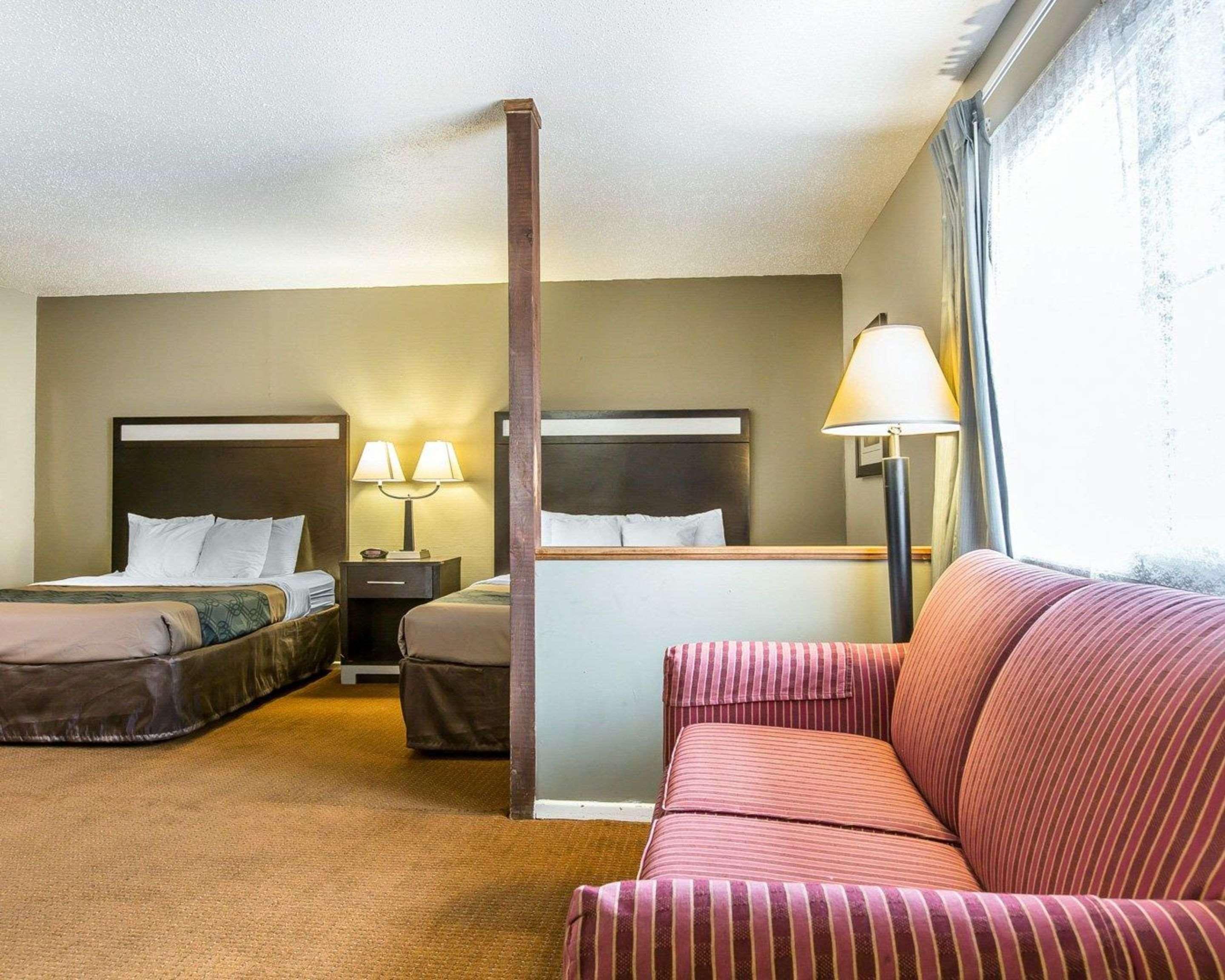 אירקה Econo Lodge Inn & Suites מראה חיצוני תמונה