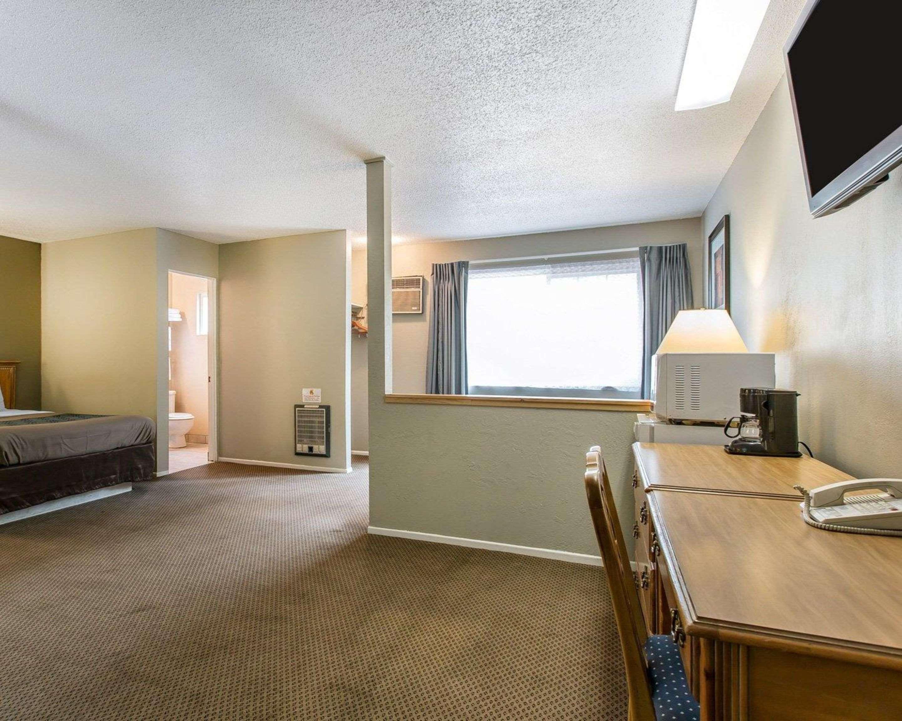 אירקה Econo Lodge Inn & Suites מראה חיצוני תמונה