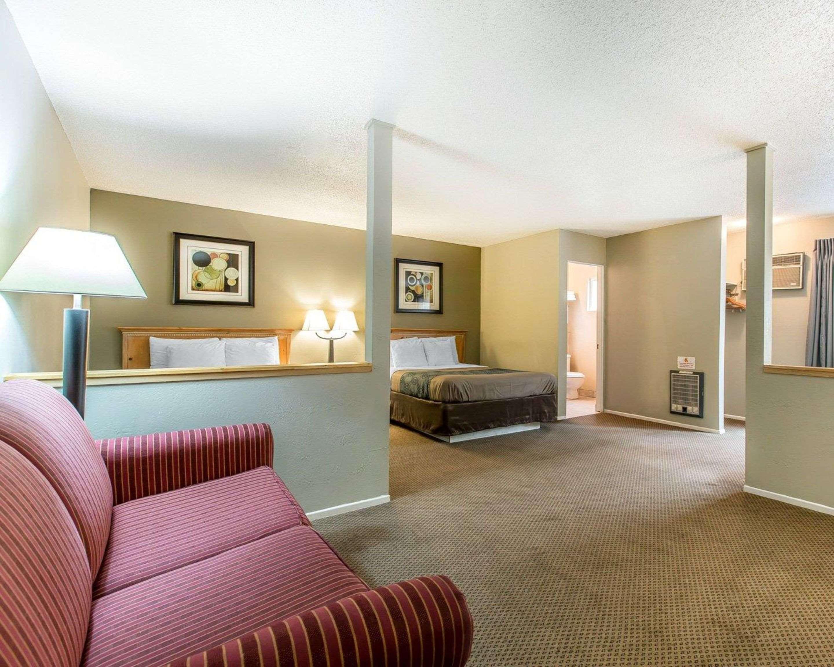 אירקה Econo Lodge Inn & Suites מראה חיצוני תמונה