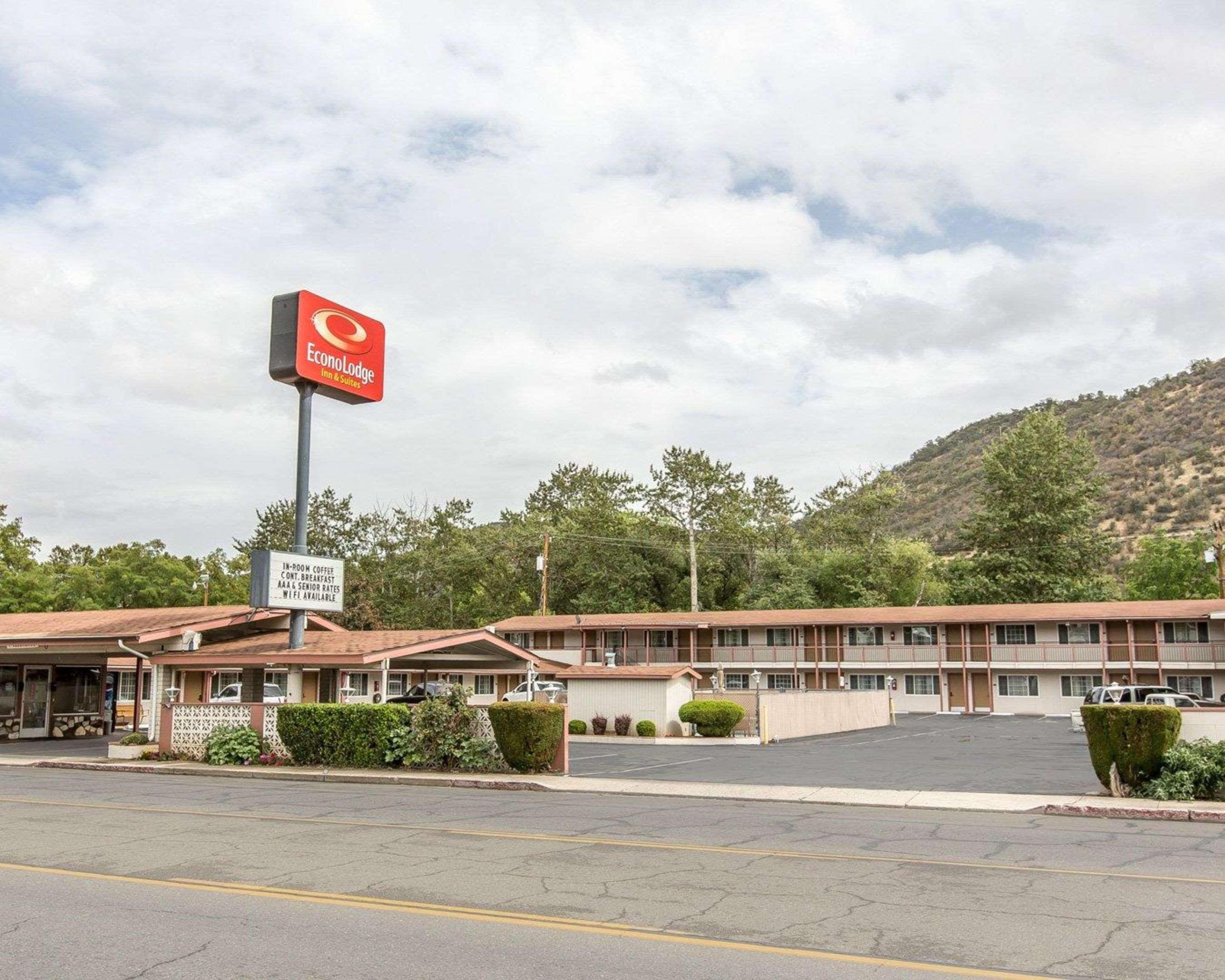 אירקה Econo Lodge Inn & Suites מראה חיצוני תמונה
