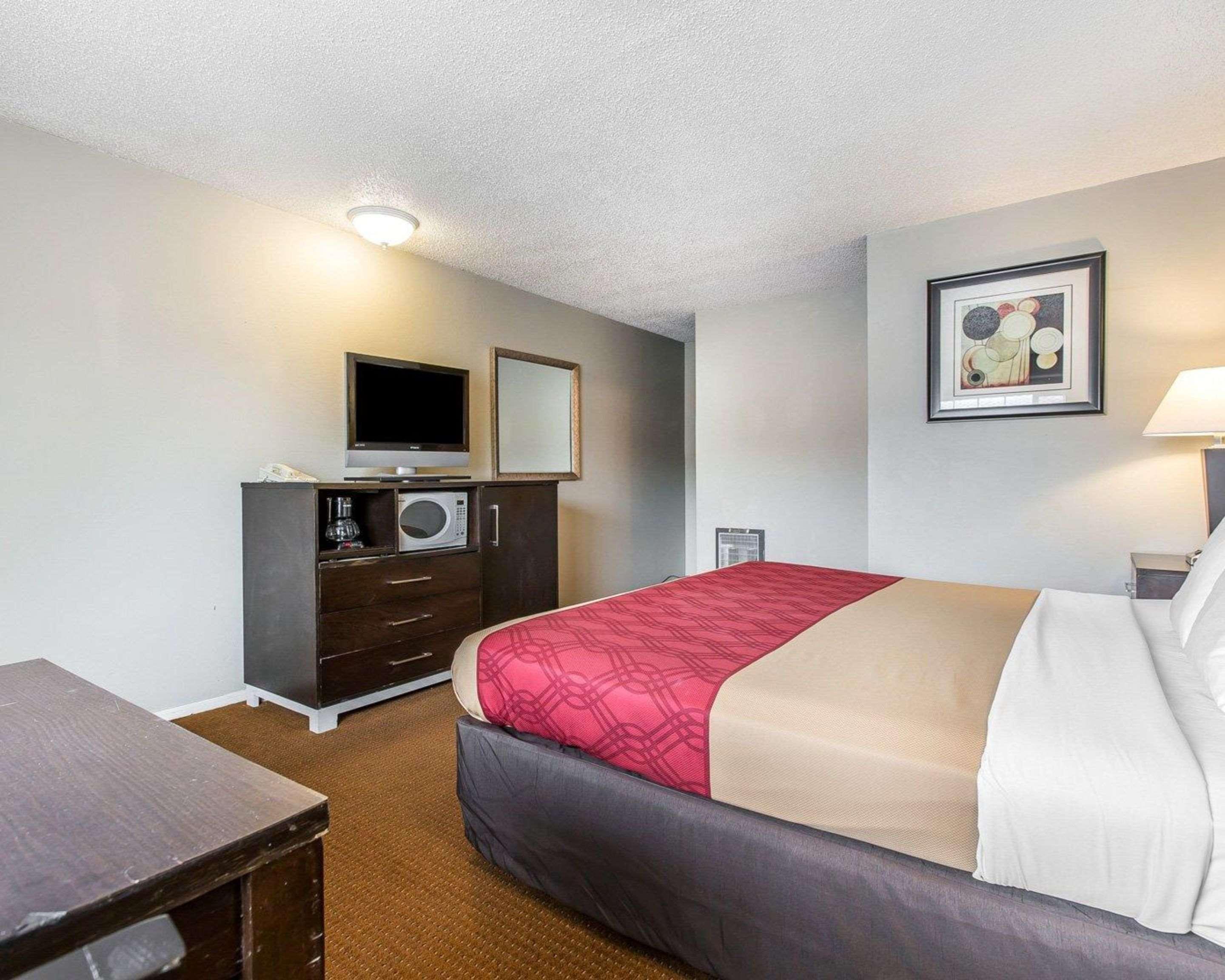 אירקה Econo Lodge Inn & Suites מראה חיצוני תמונה