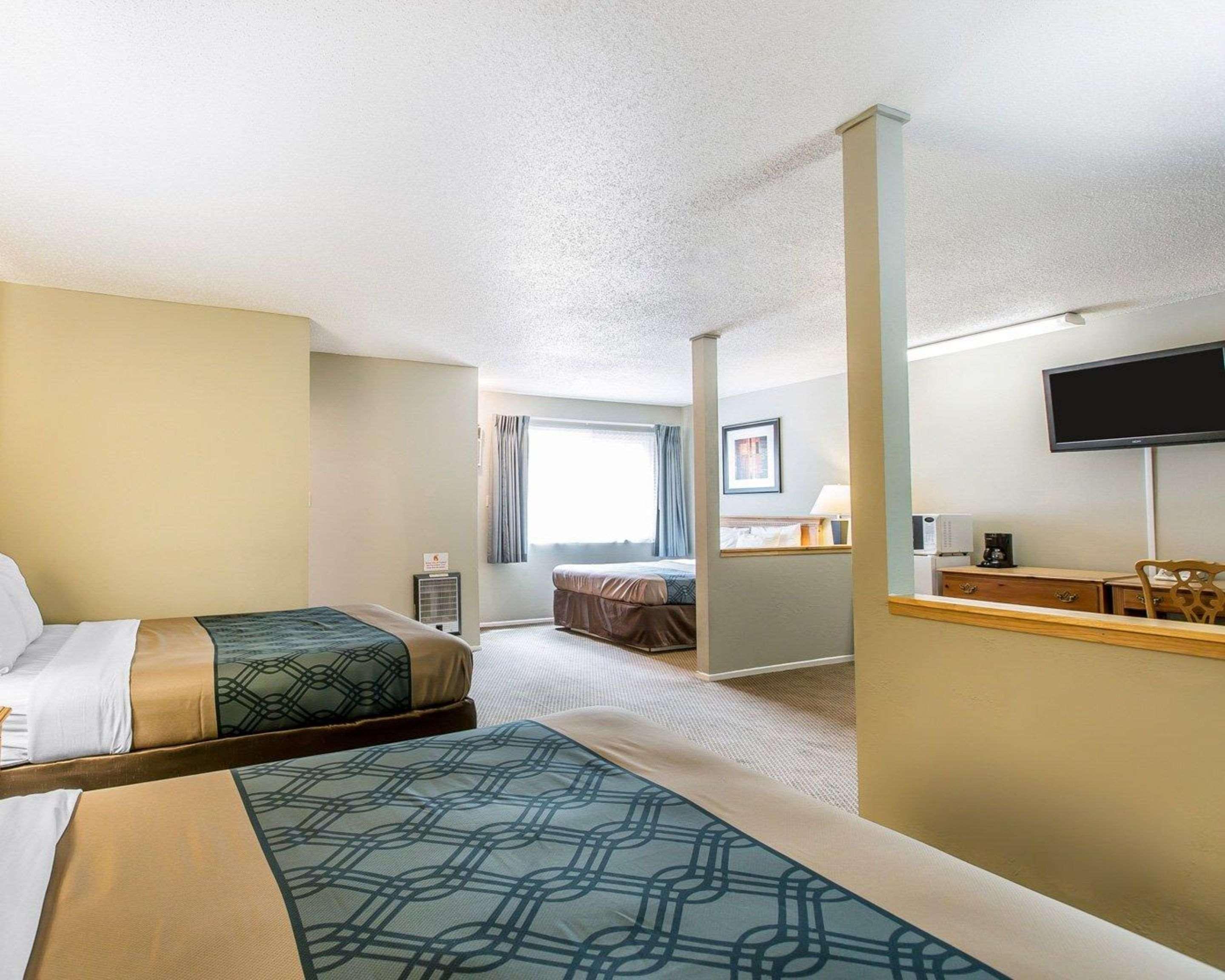 אירקה Econo Lodge Inn & Suites מראה חיצוני תמונה