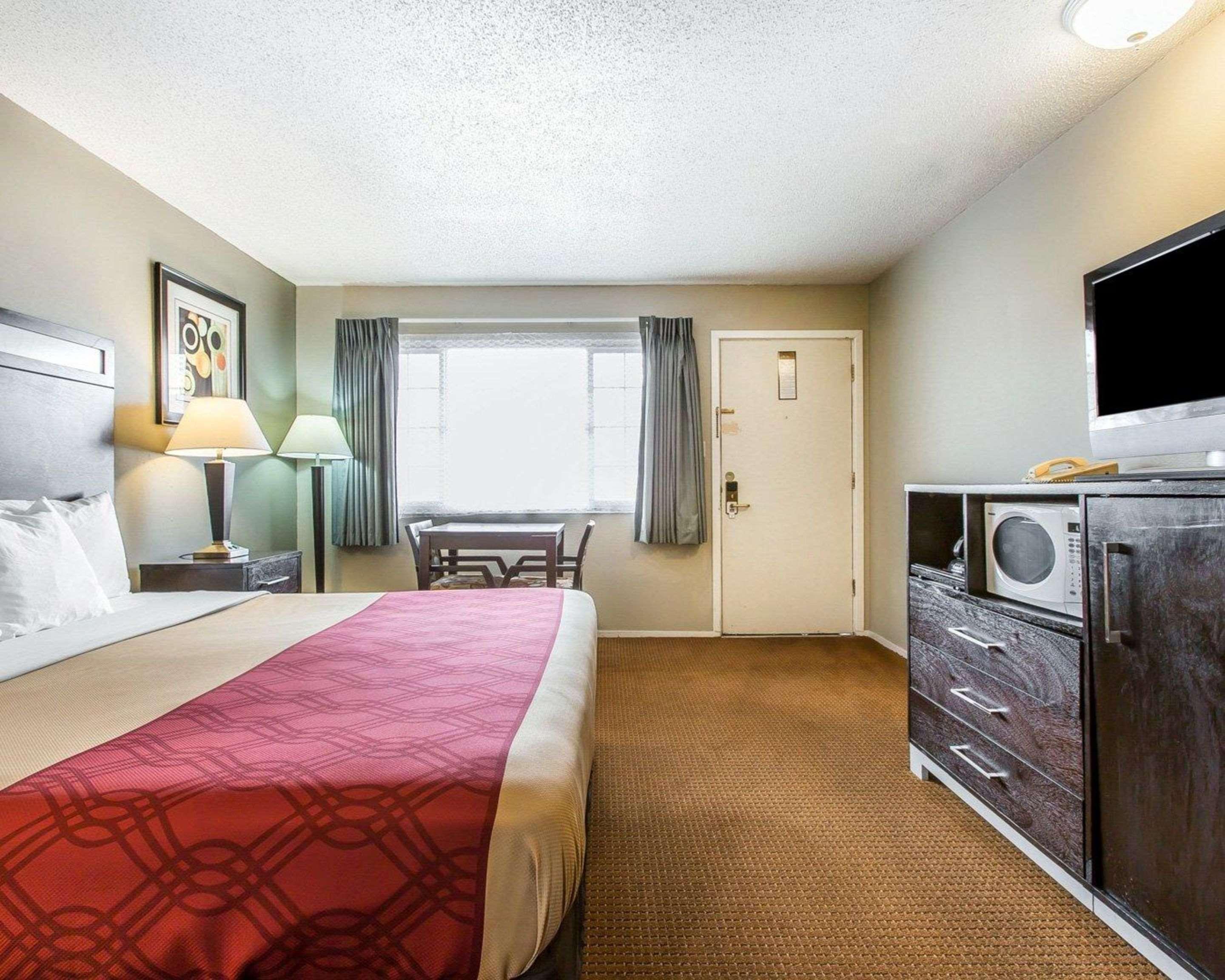 אירקה Econo Lodge Inn & Suites מראה חיצוני תמונה