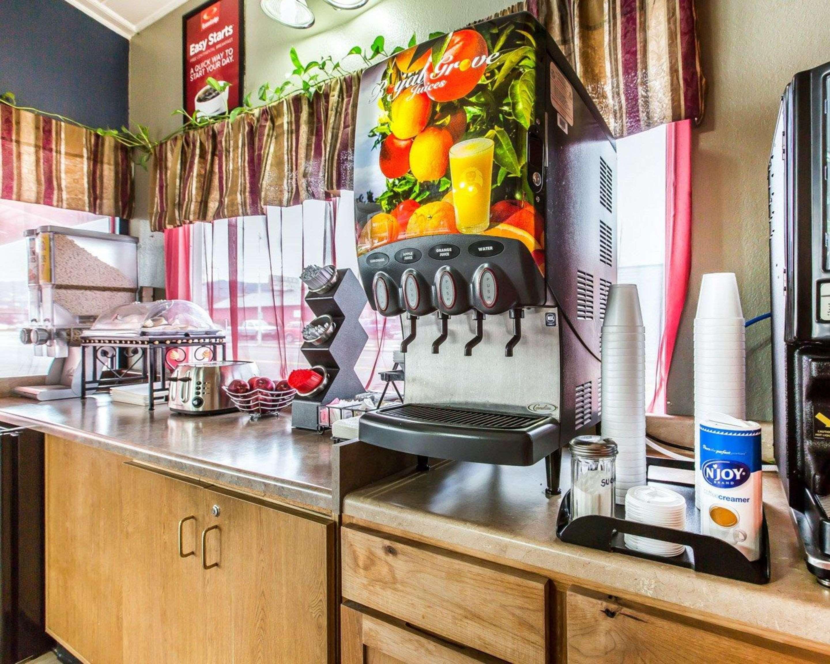 אירקה Econo Lodge Inn & Suites מראה חיצוני תמונה