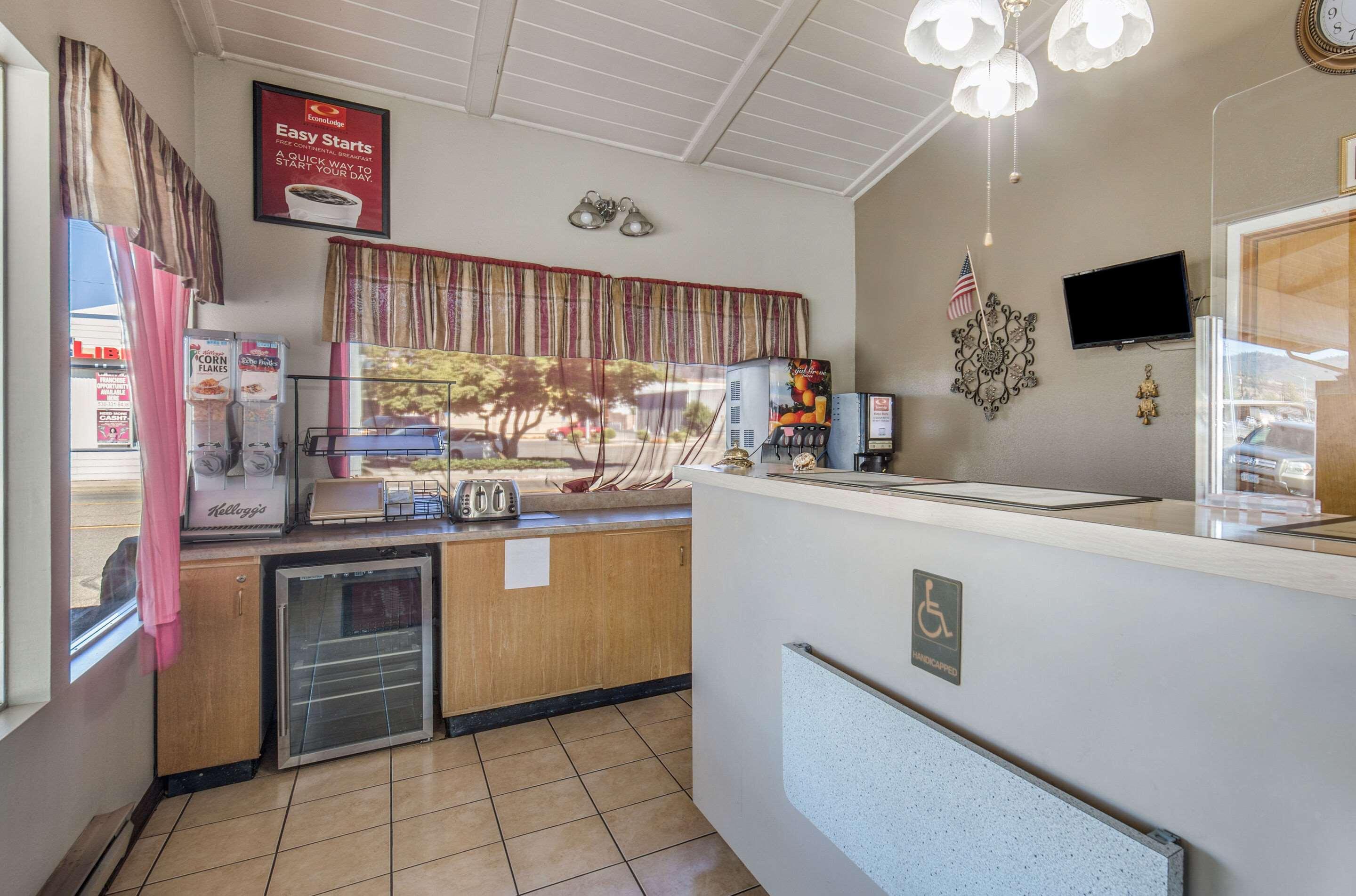 אירקה Econo Lodge Inn & Suites מראה חיצוני תמונה