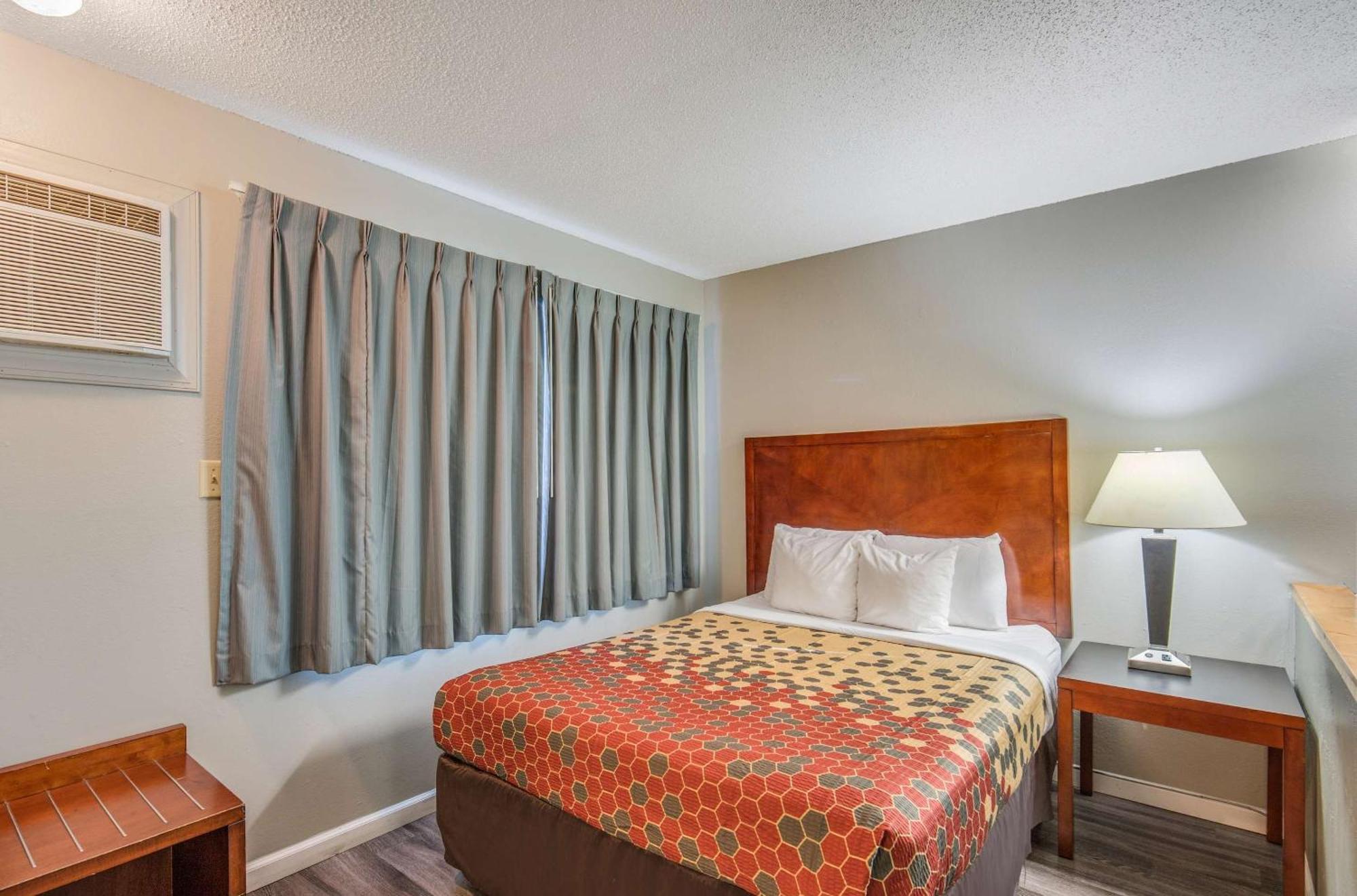 אירקה Econo Lodge Inn & Suites מראה חיצוני תמונה
