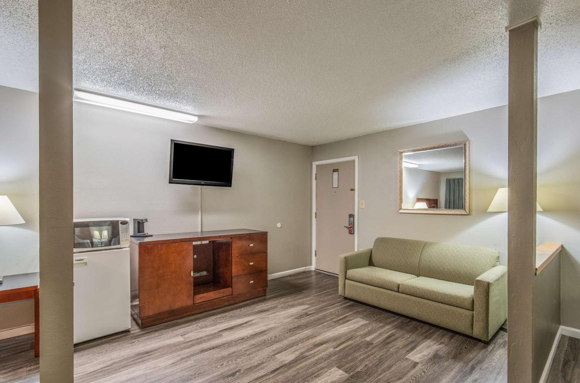 אירקה Econo Lodge Inn & Suites מראה חיצוני תמונה