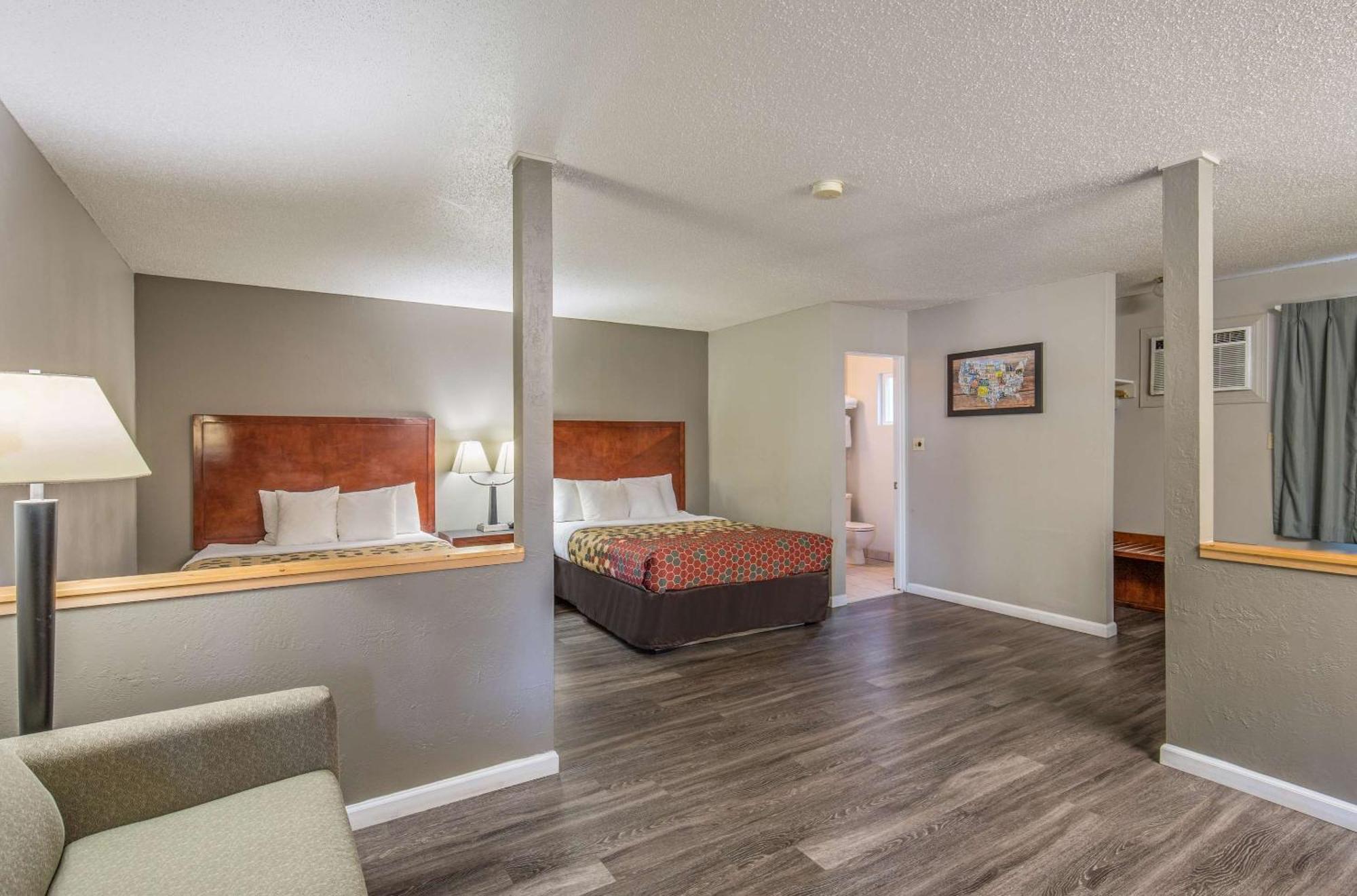 אירקה Econo Lodge Inn & Suites מראה חיצוני תמונה