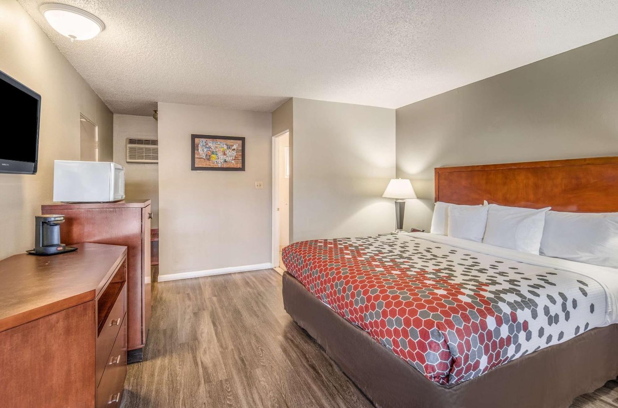 אירקה Econo Lodge Inn & Suites מראה חיצוני תמונה