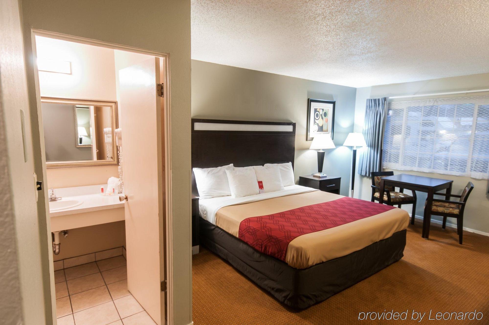 אירקה Econo Lodge Inn & Suites מראה חיצוני תמונה