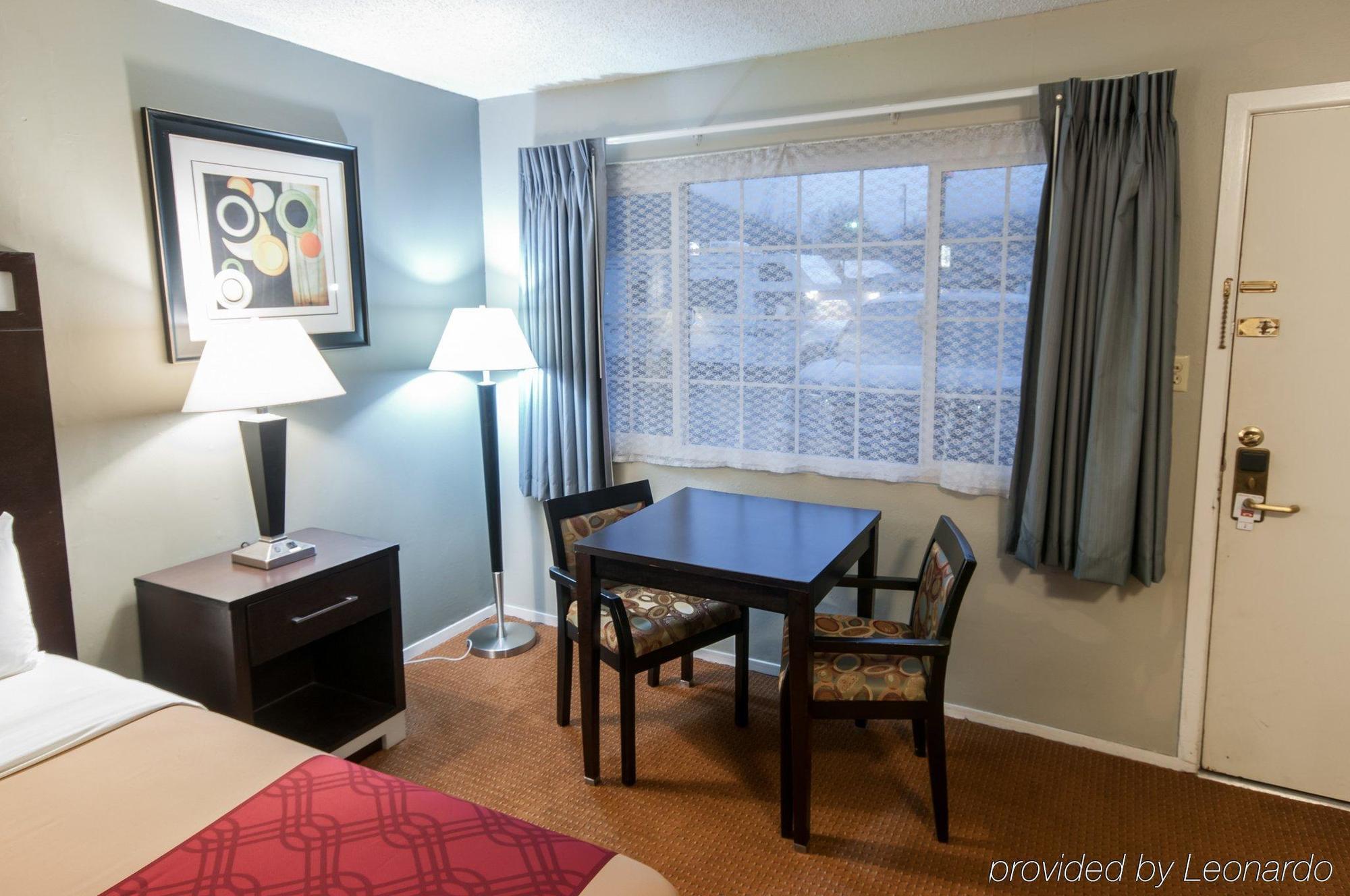אירקה Econo Lodge Inn & Suites מראה חיצוני תמונה
