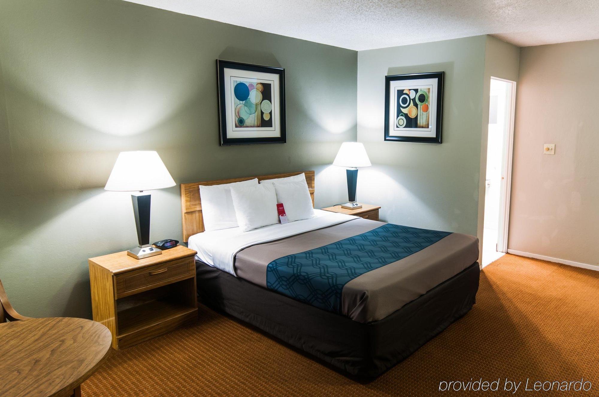 אירקה Econo Lodge Inn & Suites מראה חיצוני תמונה