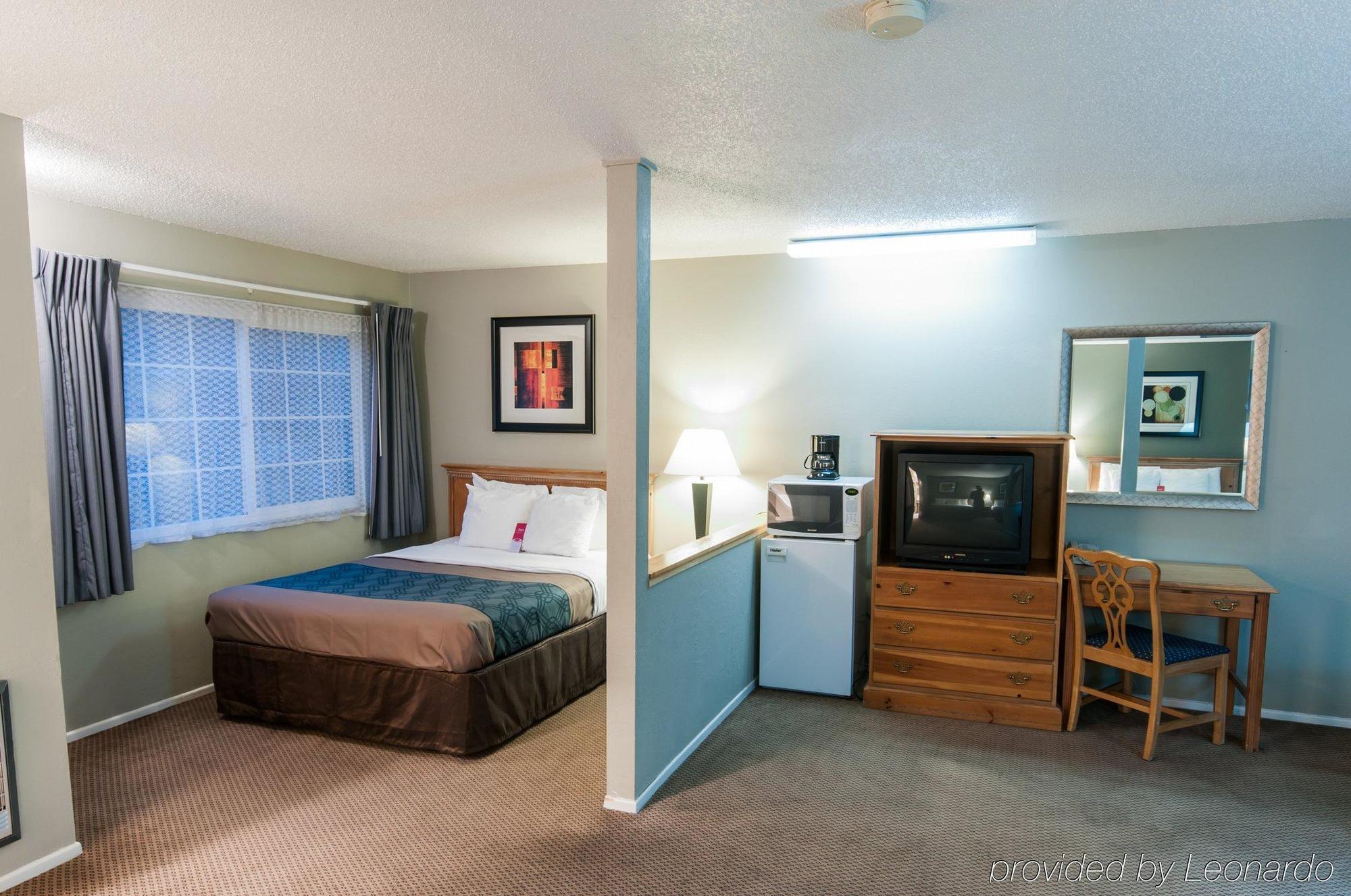 אירקה Econo Lodge Inn & Suites מראה חיצוני תמונה