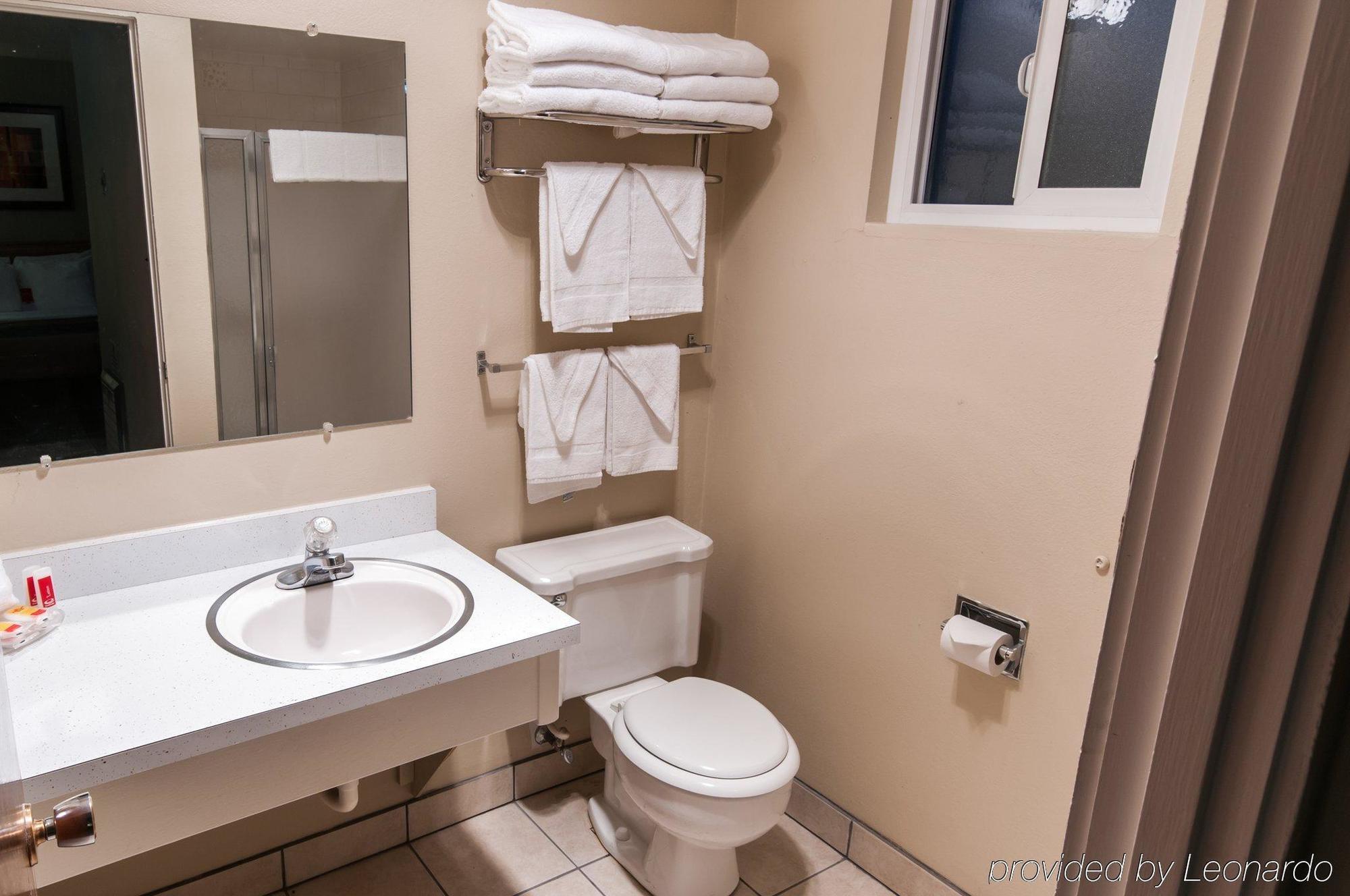 אירקה Econo Lodge Inn & Suites מראה חיצוני תמונה