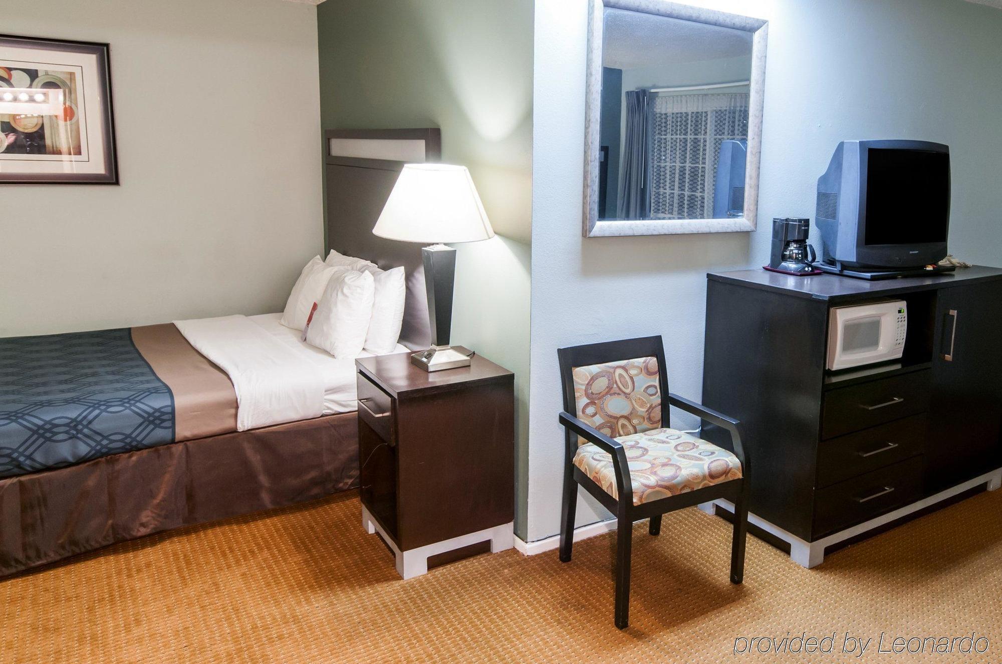 אירקה Econo Lodge Inn & Suites מראה חיצוני תמונה