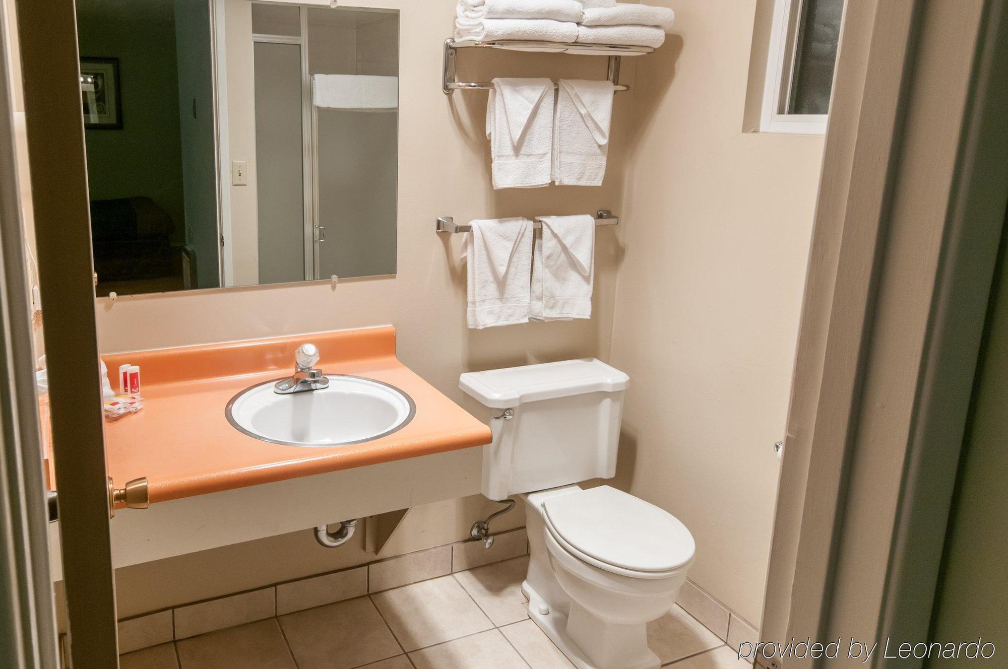 אירקה Econo Lodge Inn & Suites מראה חיצוני תמונה