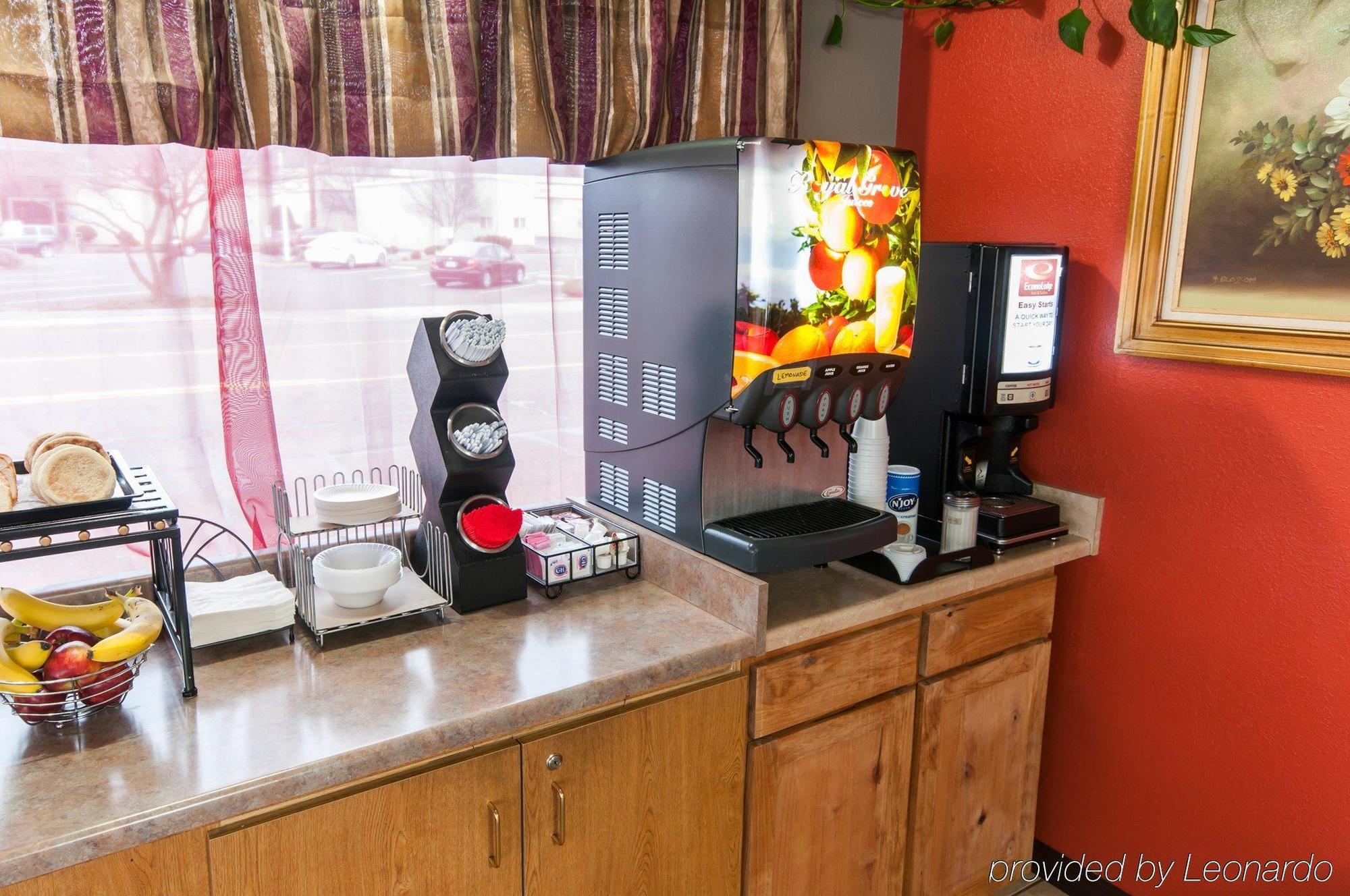 אירקה Econo Lodge Inn & Suites מראה חיצוני תמונה