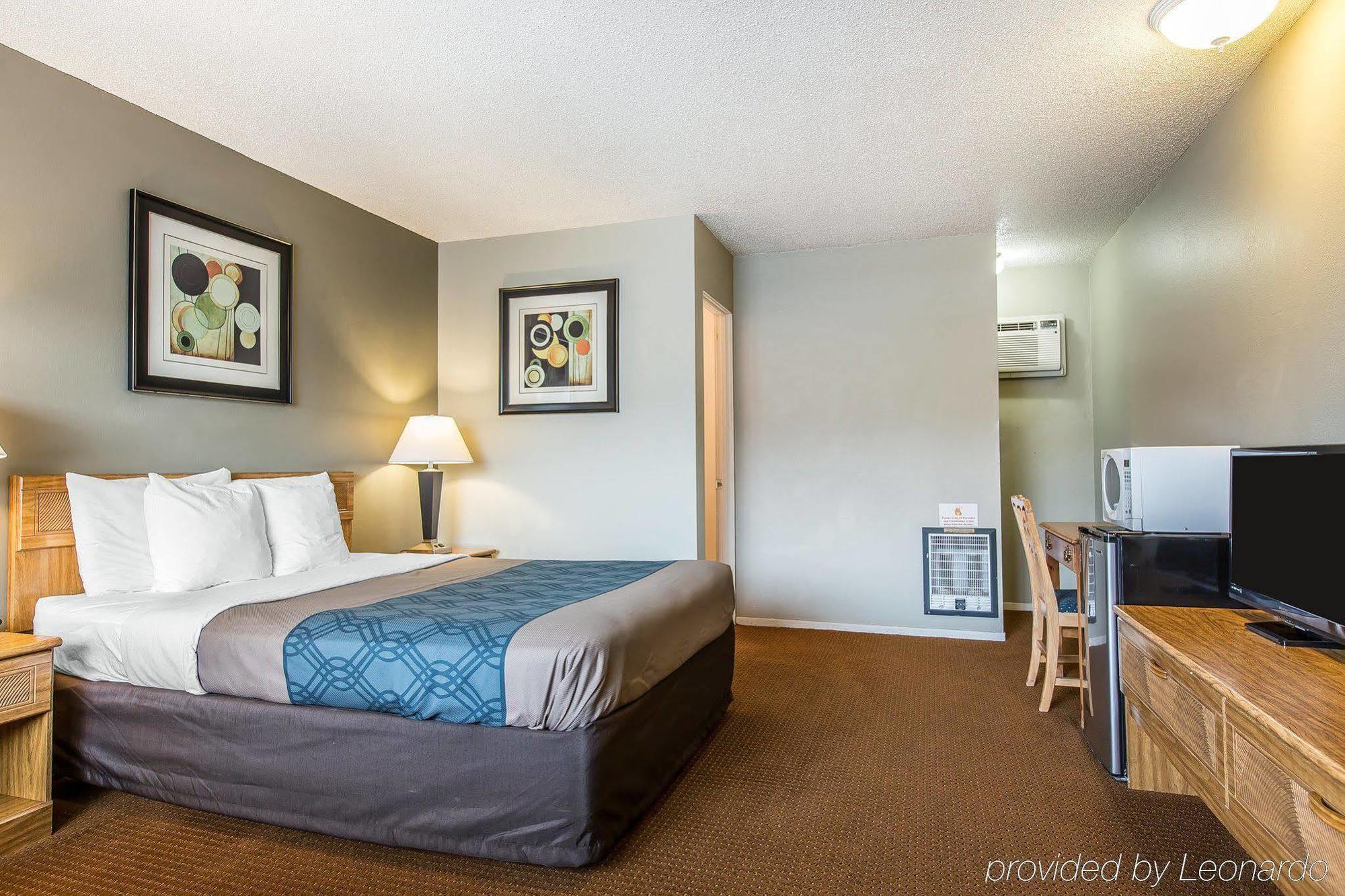 אירקה Econo Lodge Inn & Suites מראה חיצוני תמונה