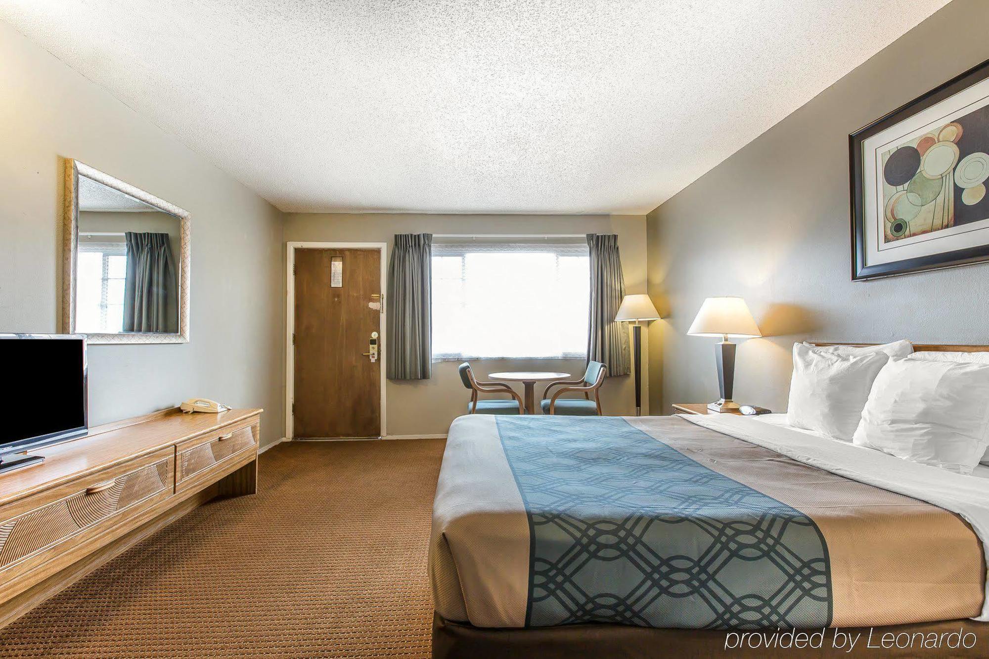אירקה Econo Lodge Inn & Suites מראה חיצוני תמונה
