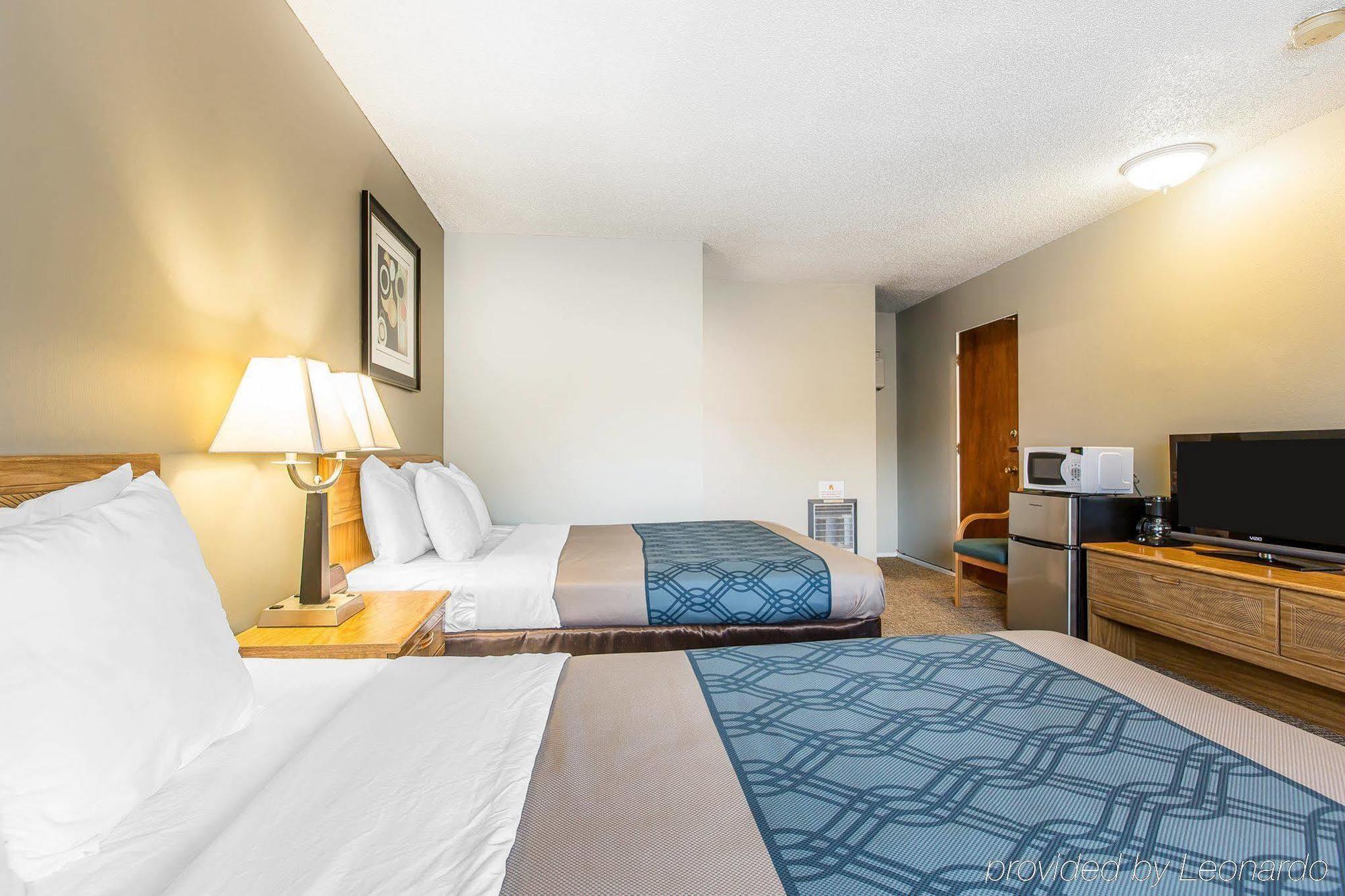אירקה Econo Lodge Inn & Suites מראה חיצוני תמונה