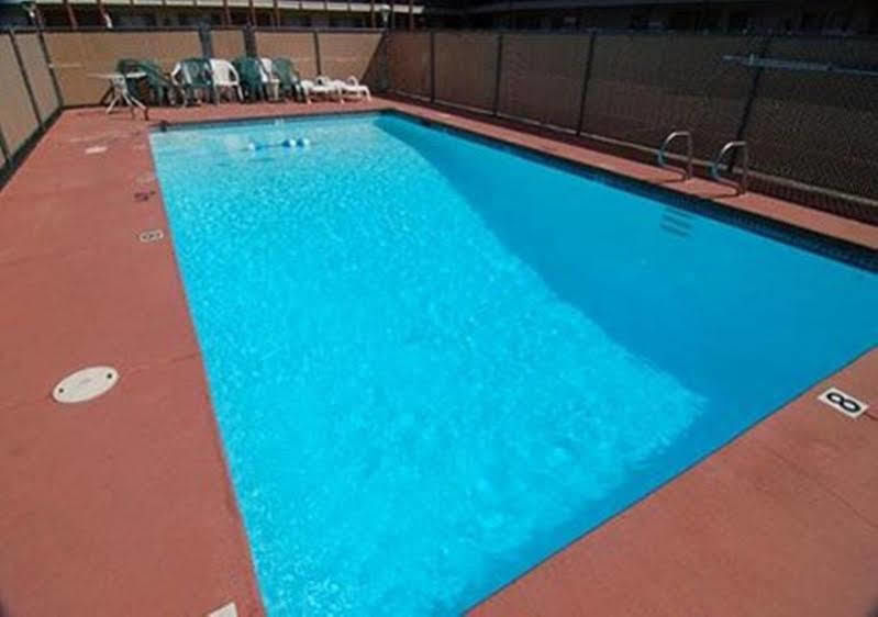 אירקה Econo Lodge Inn & Suites מראה חיצוני תמונה