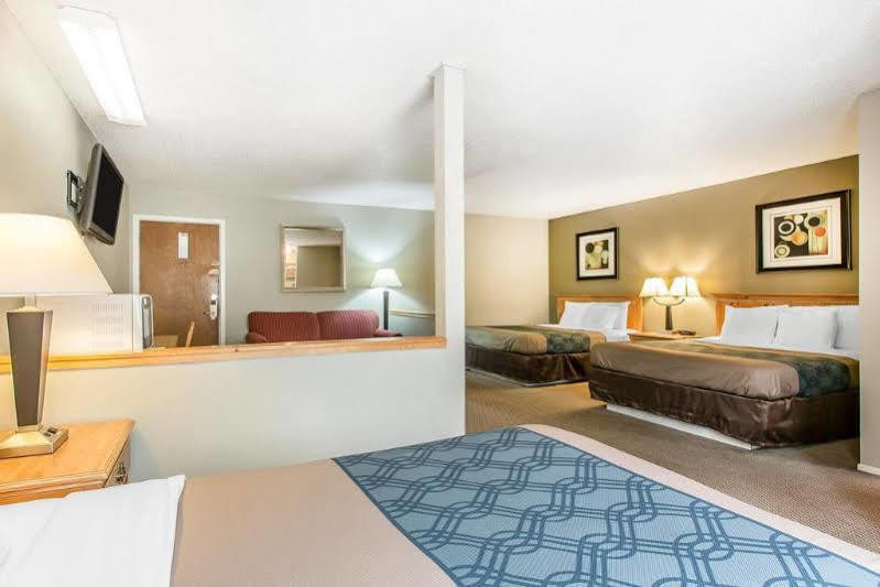אירקה Econo Lodge Inn & Suites מראה חיצוני תמונה