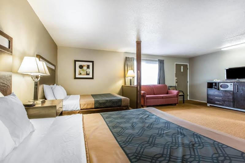 אירקה Econo Lodge Inn & Suites מראה חיצוני תמונה
